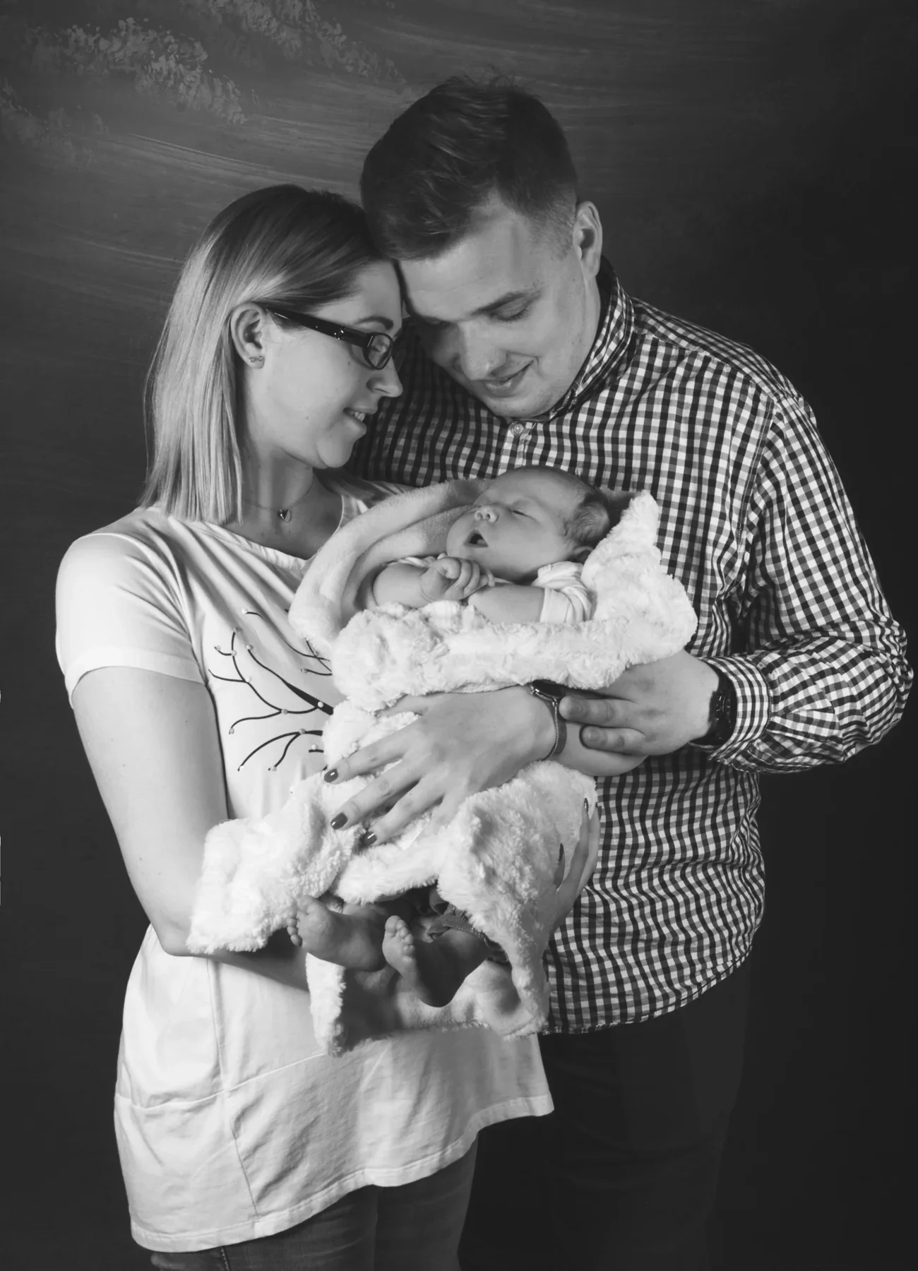 Czarno-biały rodzinny portret z noworodkiem