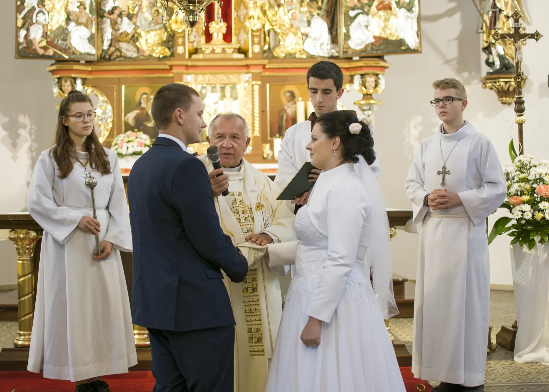 Szeroki kadr ceremonii ślubnej w kościele
